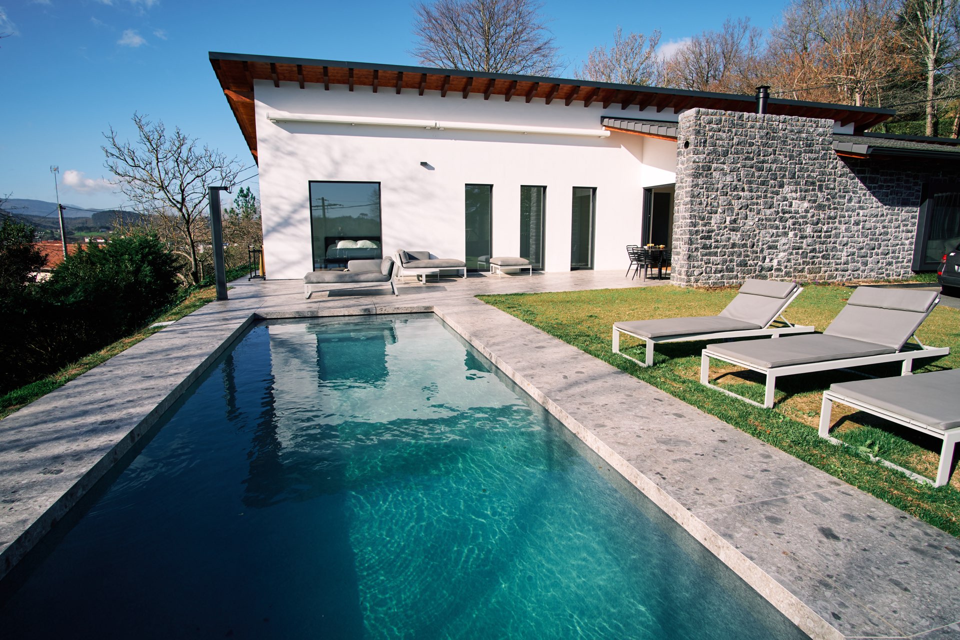 Vista aerea di una villa con piscina valorizzata da drone per annuncio immobiliere